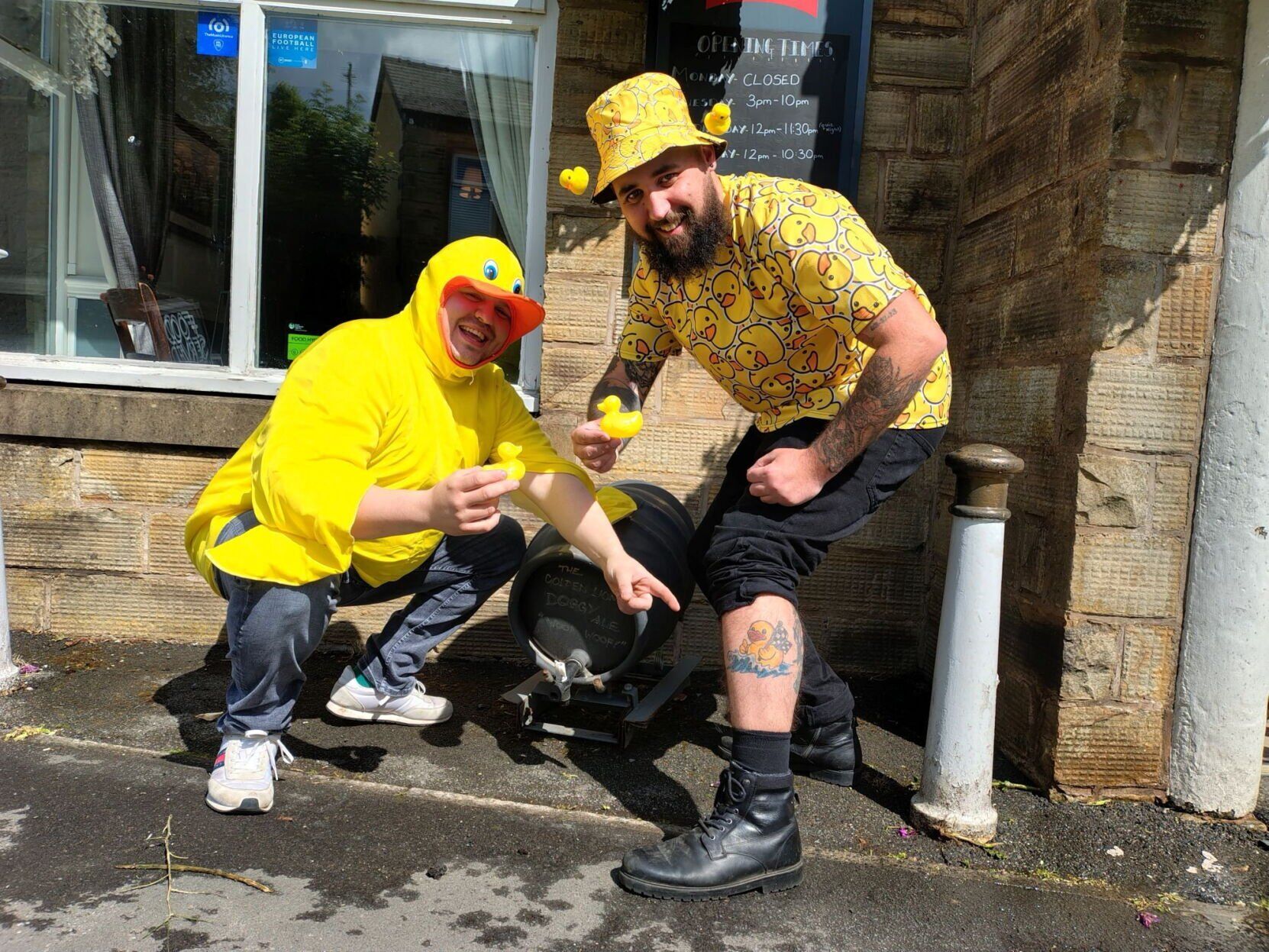 Dad legally changes surname to āRubber Duckā after best friend dared him